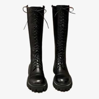 Botte mollet large femme avec lacets et semelle épaisse sur fond blanc