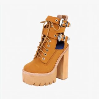 Botte camel en cuir à talon haut sur fond blanc