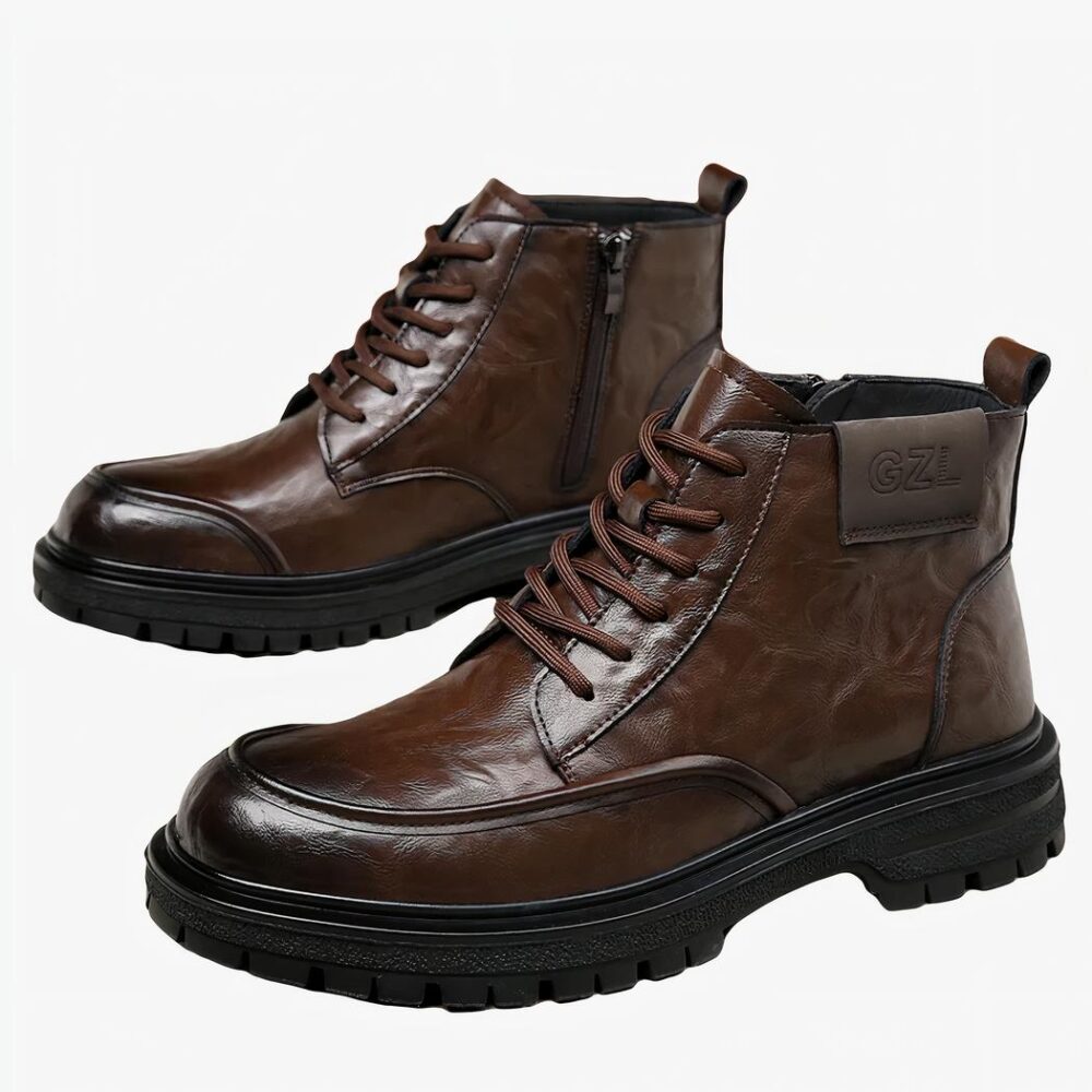 Botte cavalier homme marron en cuir à effet plissé posé au sol