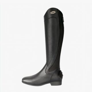Botte cavalière femme noire en cuir avec talon sur fond blanc