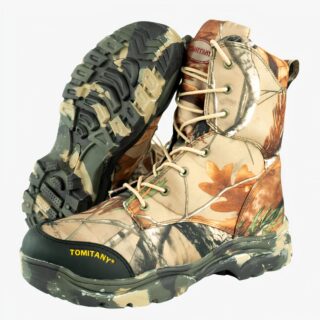 Botte de chasse camouflage résistante et polyvalente sur fond blanc