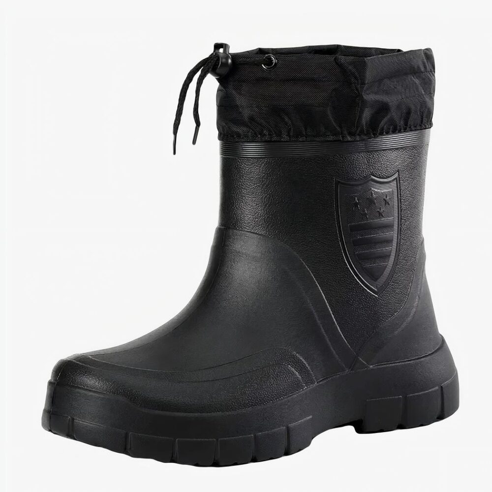 Botte chaude homme imperméable et fourrée sur fond blanc