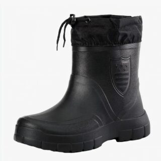 Botte chaude homme imperméable et fourrée sur fond blanc