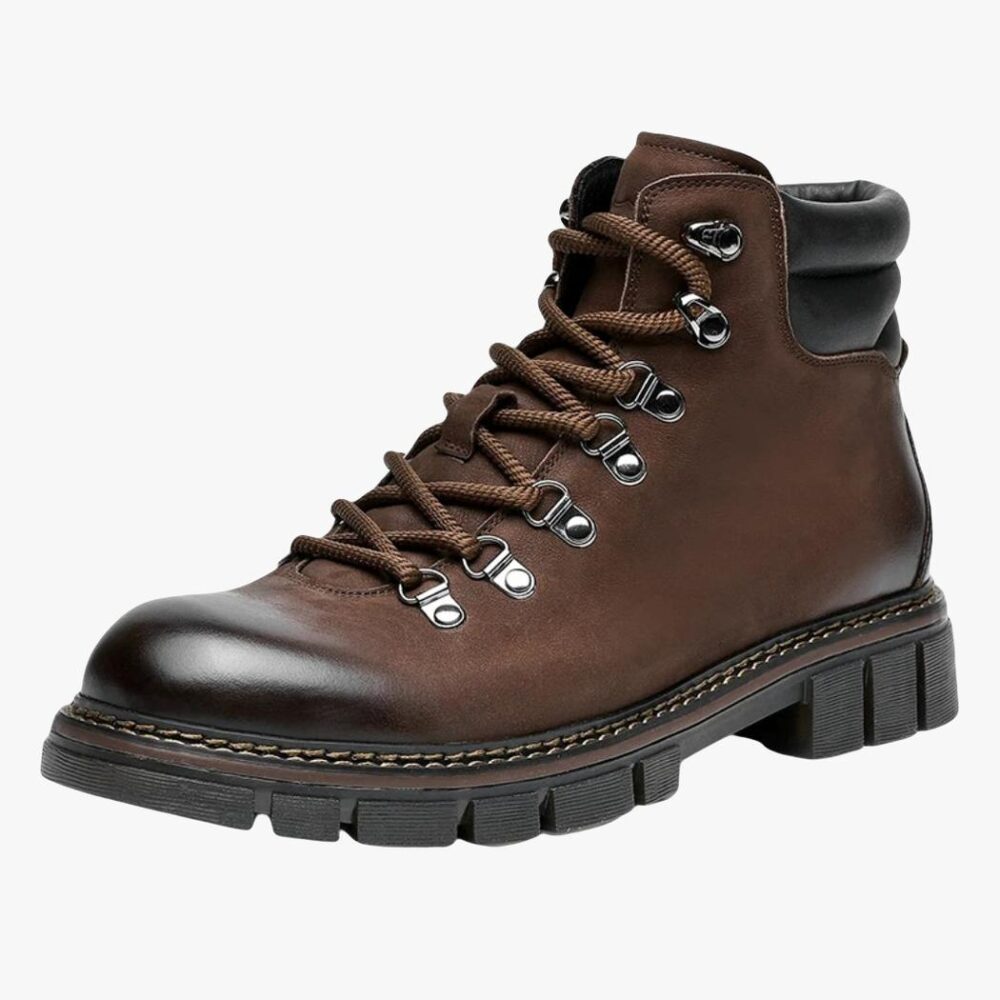 Botte chaude homme marron en cuir sur fond blanc