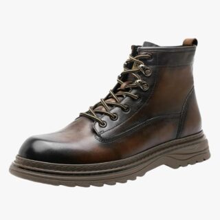 Botte chaude homme de style militaire en cuir sur fond blanc
