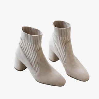 Botte chaussette femme beige avec talon sur une table blanche