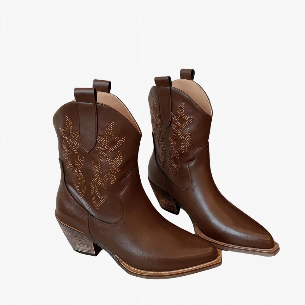 Botte cowboy femme marron en cuir fendu avec talon posée au sol