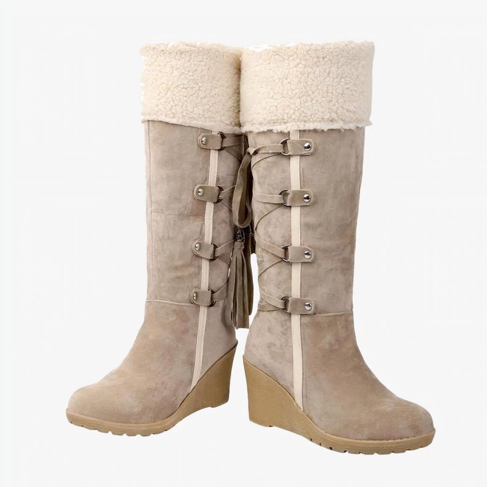 Botte fourrée femme avec lanières et talon compensé sur fond blanc