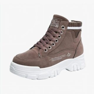 Botte fourrée femme marron avec semelle épaisse sur fond blanc