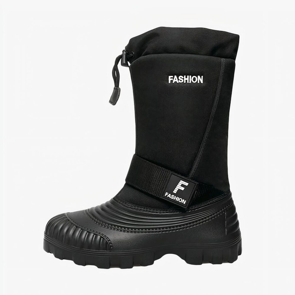 Botte fourrée homme imperméable avec cordon sur fond blanc