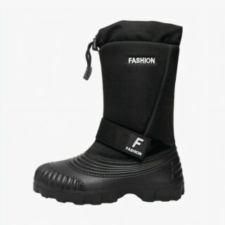 Botte fourrée homme imperméable avec cordon sur fond blanc