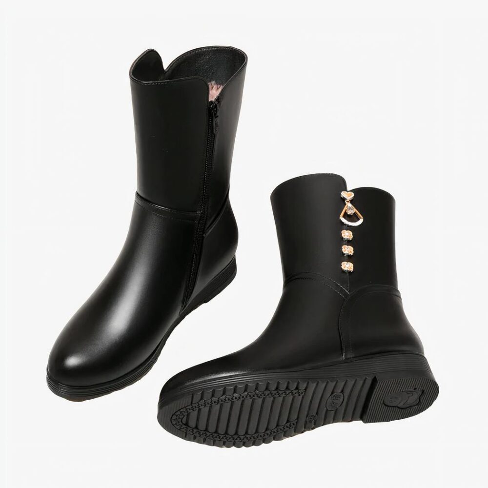 Botte fourrée noire de style moderne pour femme sur fond beige