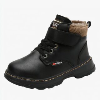 Botte garçon chaude et confortable avec scratch sur fond blanc