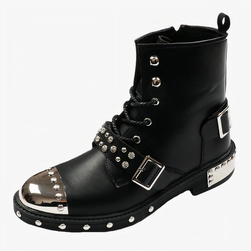 Botte gothique homme avec boucles audacieuses et rivets sur fond blanc