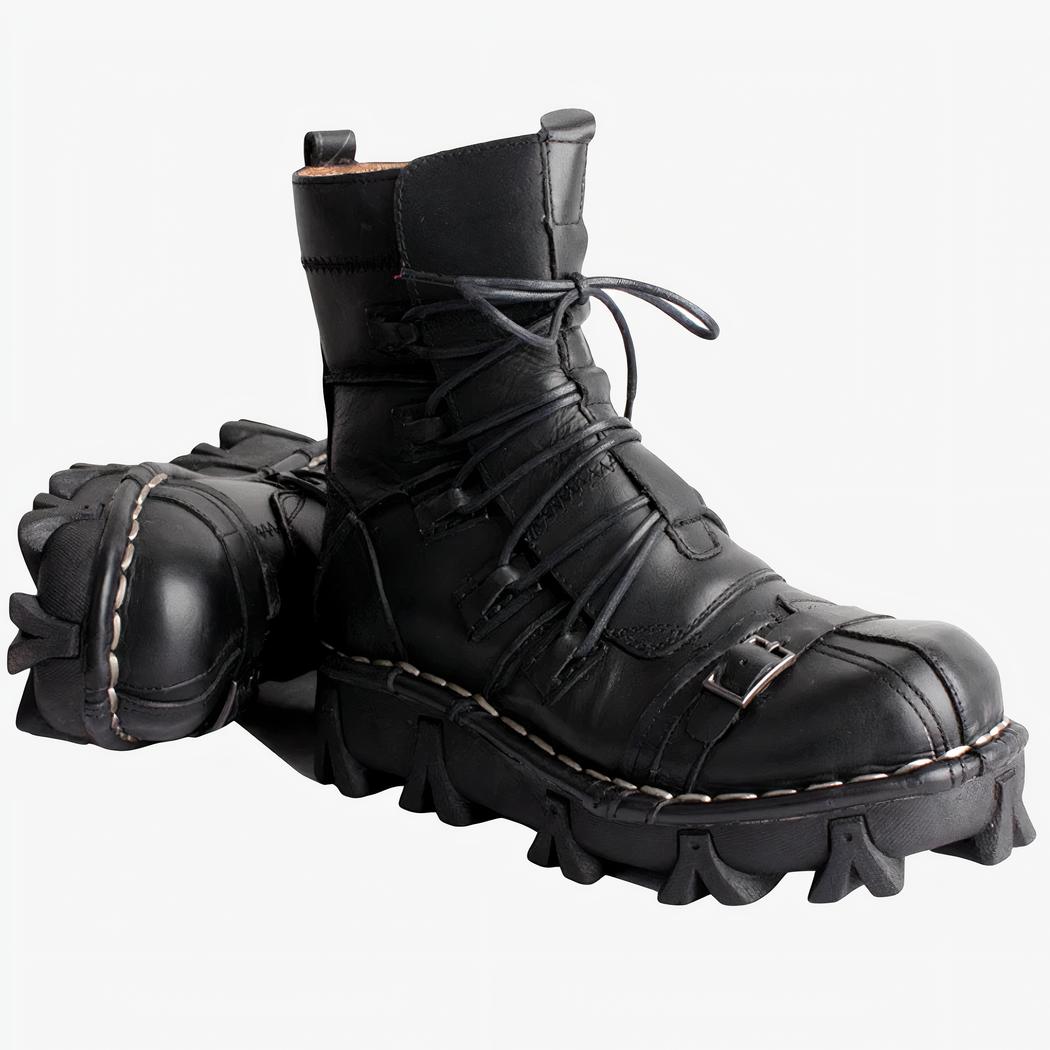Botte gothique homme noire à lacets sur fond blanc