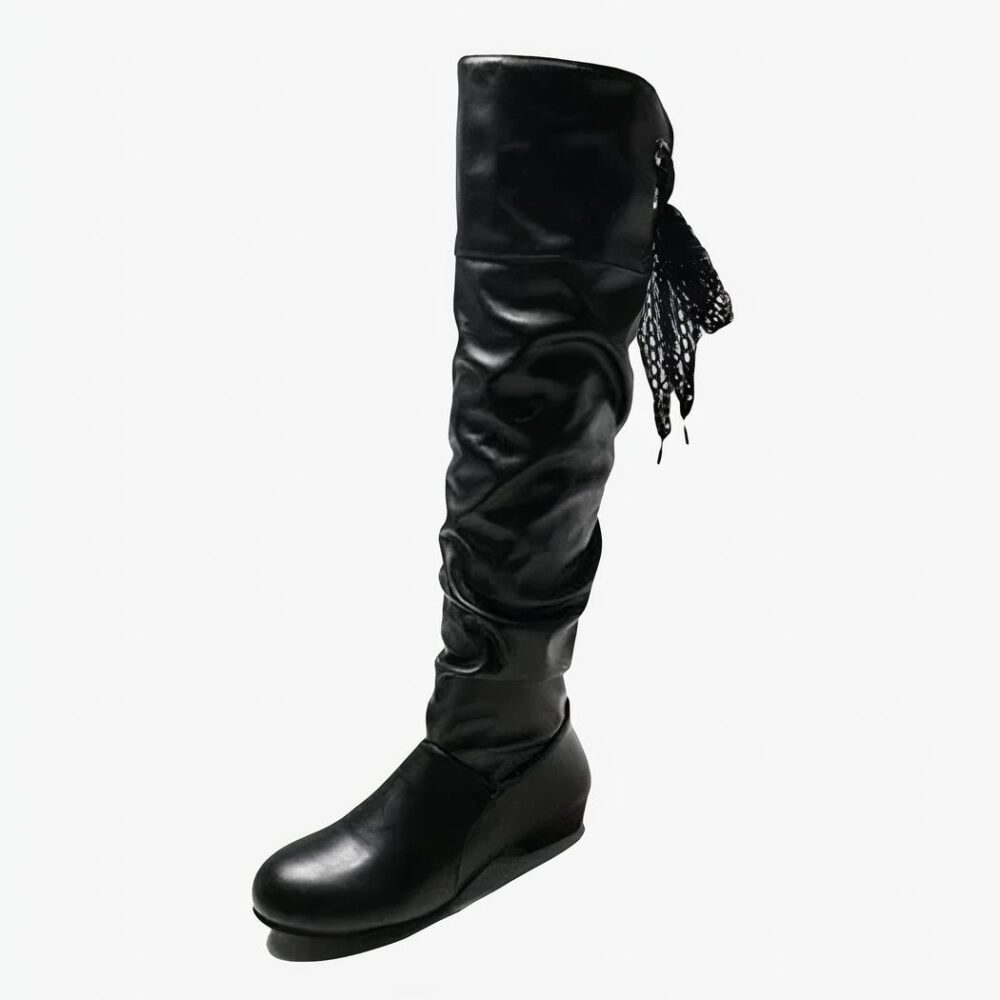 Botte haute femme plissée avec lacets sur fond blanc