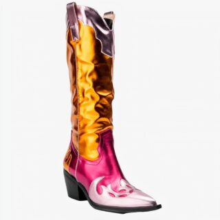 Botte hiver dorée au design original et audacieux sur fond blanc