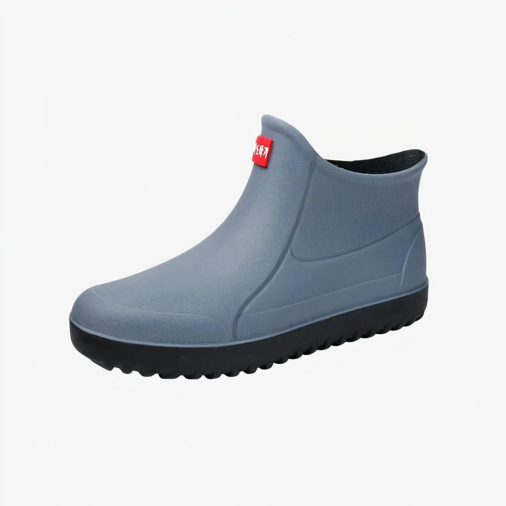 Botte de jardin robuste et confortable sur fond blanc