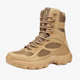 Botte de marche homme militaire et montante sur fond blanc