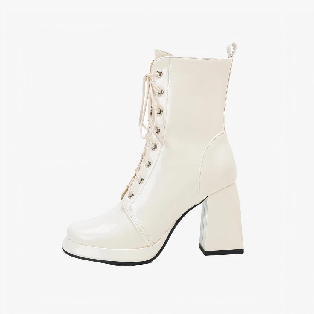 Botte mi haute blanche en cuir pour femme sur fond blanc