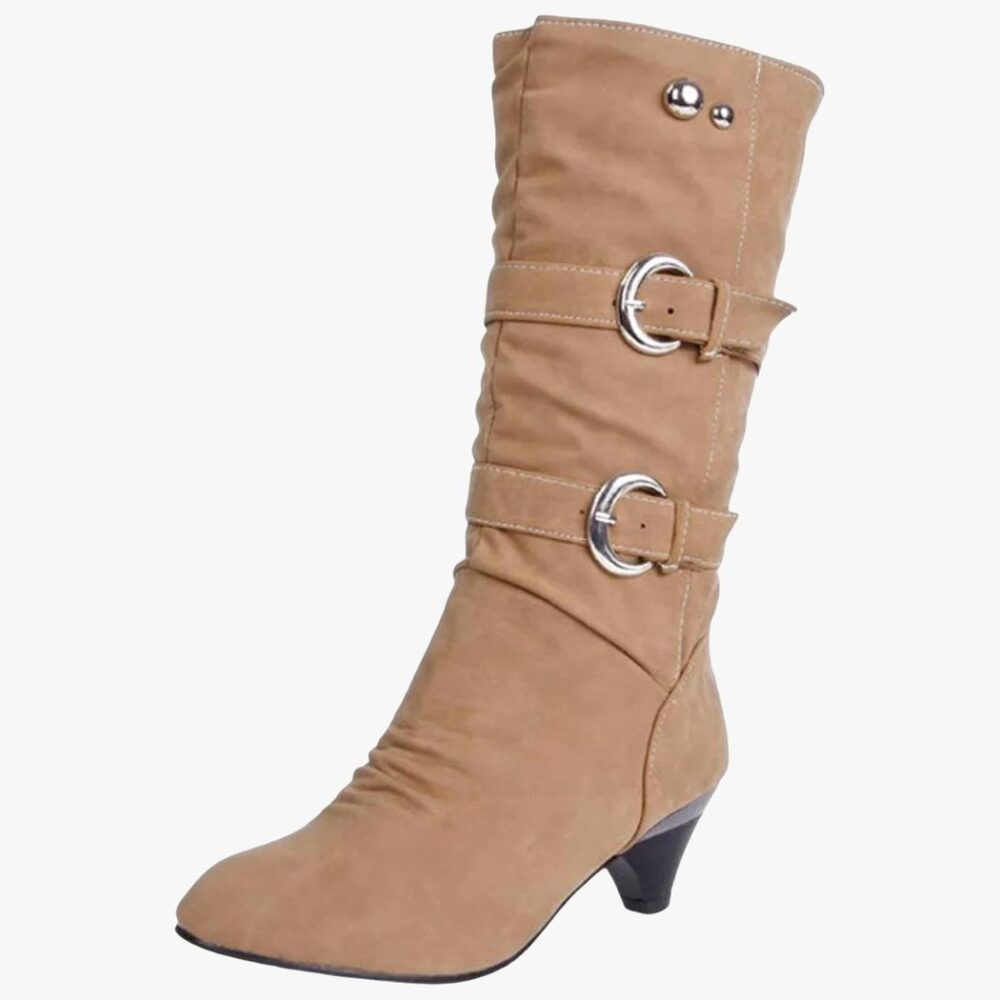 Botte mi haute femme marron avec ceintures sur fond blanc