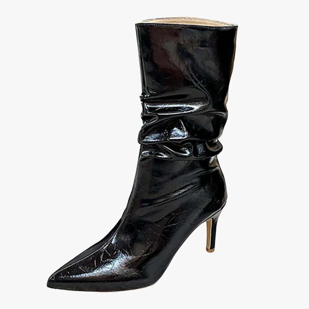 Botte mi haute femme vernie au design plissé sur fond blanc