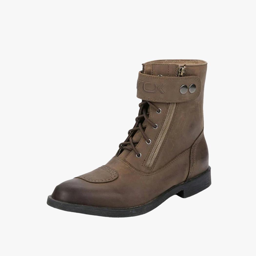 Botte mi haute homme marron en cuir sur fond blanc