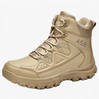 Botte militaire homme pratique pour condition extrême sur fond blanc