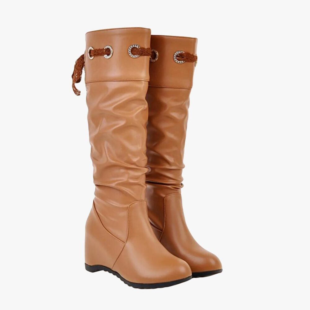 Botte mollet large femme plissée avec ceinture sur fond blanc