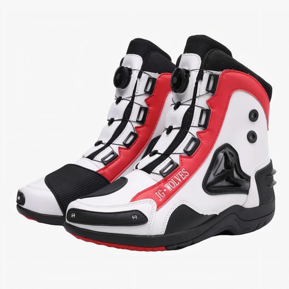 Botte moto femme design et tendance sur fond blanc