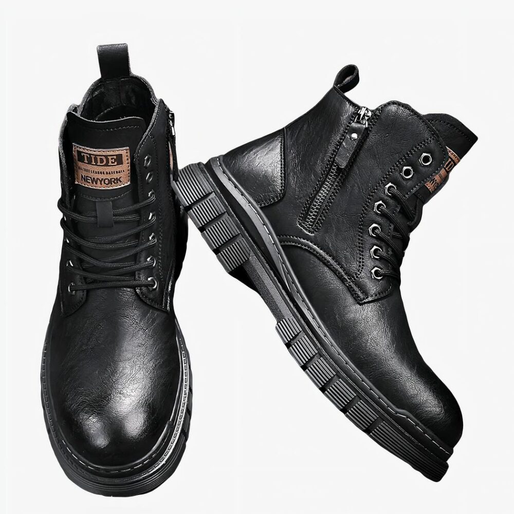 Botte moto homme durable et stylée posée contre une boite noire sur fond marron