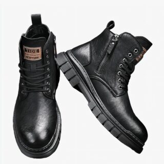 Botte moto homme durable et stylée posée contre une boite noire sur fond marron