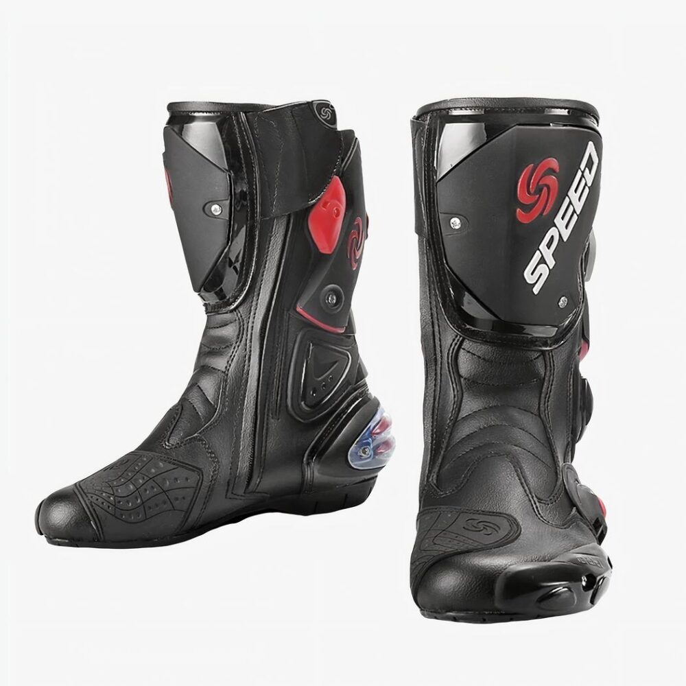 Botte moto homme haute performance et robuste sur fond blanc