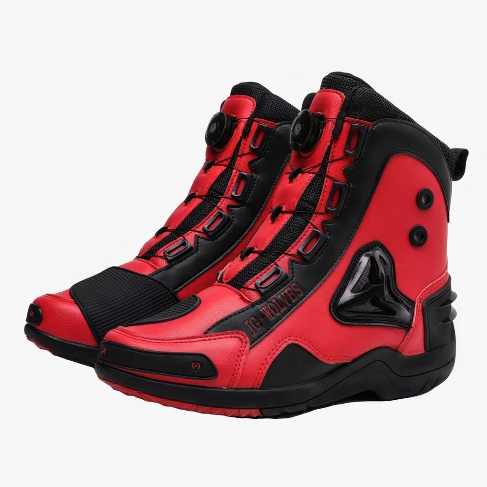 Botte moto homme sportive aux détails dynamiques sur fond blanc