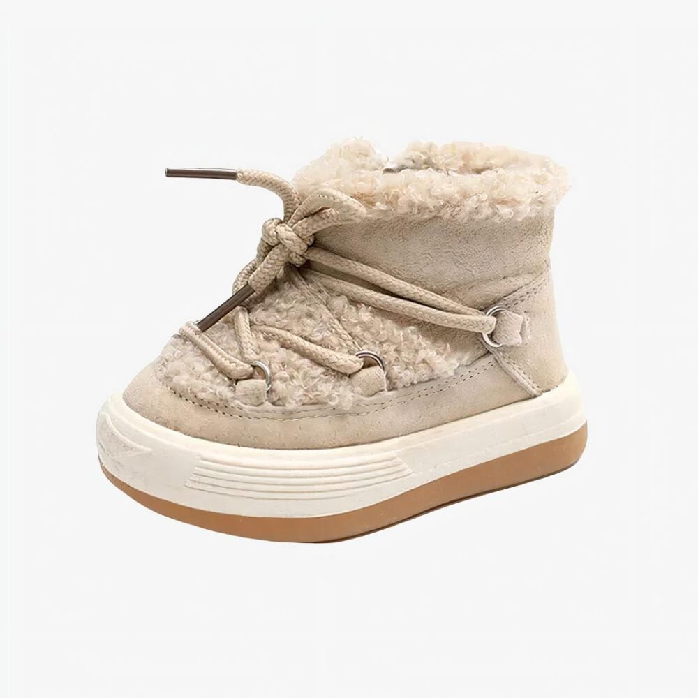 Botte de neige bébé beige et fourrée à lacets sur fond blanc