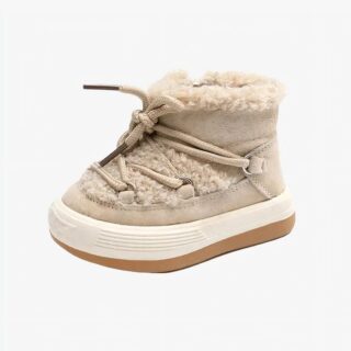 Botte de neige bébé beige et fourrée à lacets sur fond blanc