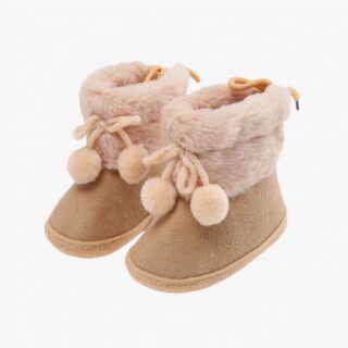Botte de neige bébé marron avec pompons sur fond gris