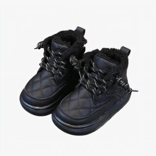 Botte de neige fille chaude et durable sur fond blanc