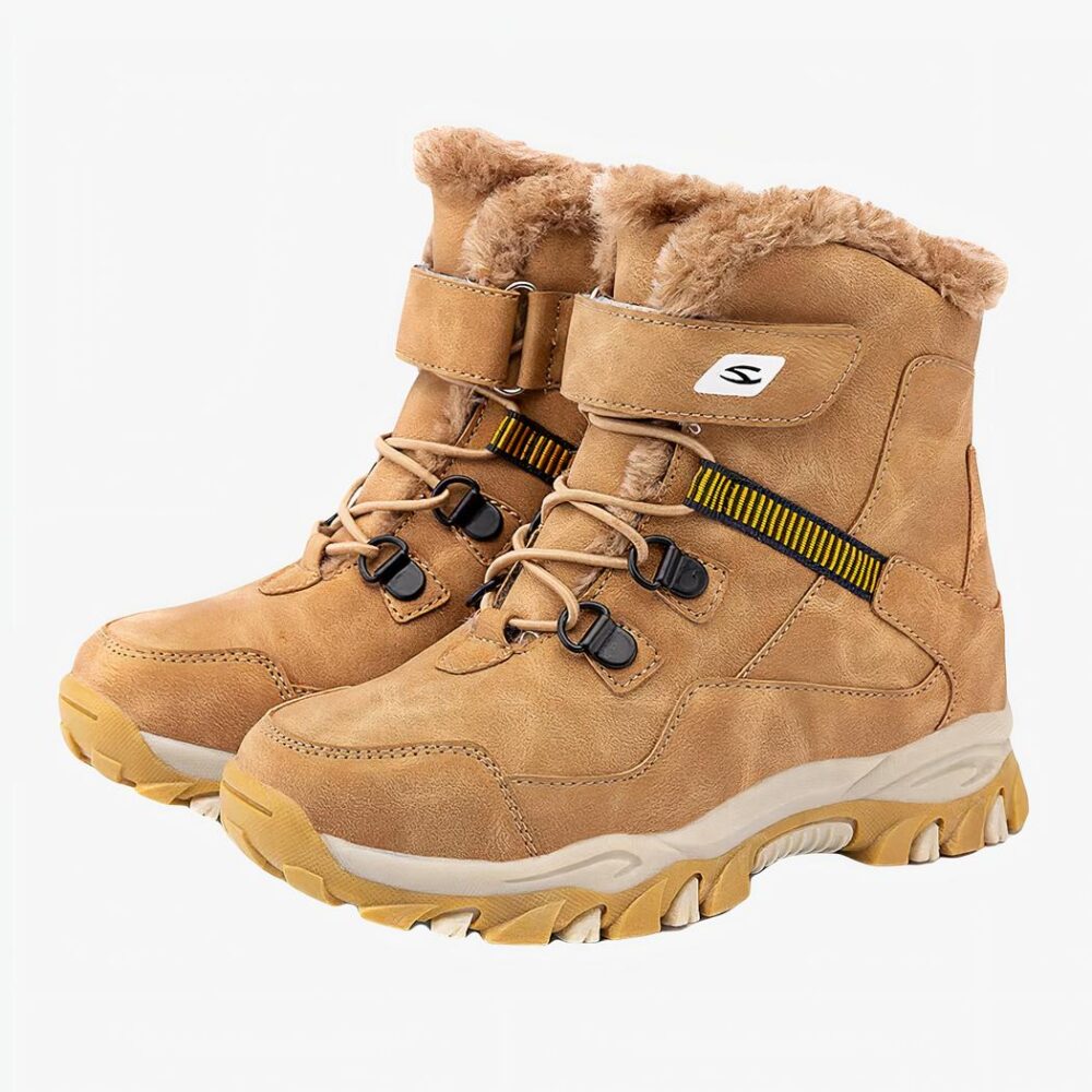 Botte de neige marron en cuir pour enfant sur fond blanc
