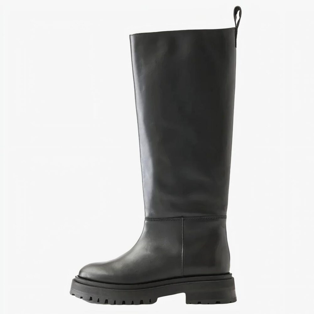Botte plate femme en cuir véritable ici sur un fond blanc.