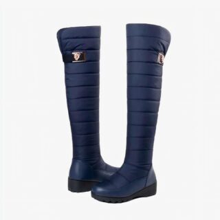 Botte plate femme imperméable pour l'équitation ici sur un fond blanc.