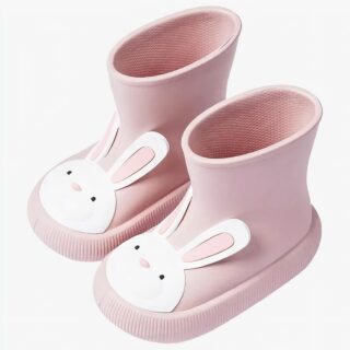 Botte de pluie bébé rose au design de lapin sur fond blanc