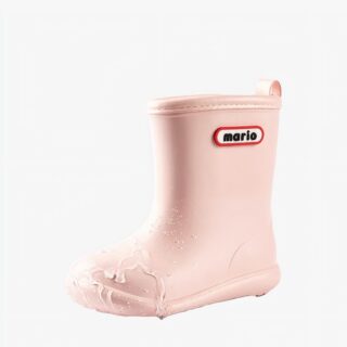 Botte de pluie bébé rose et imperméable sur fond gris