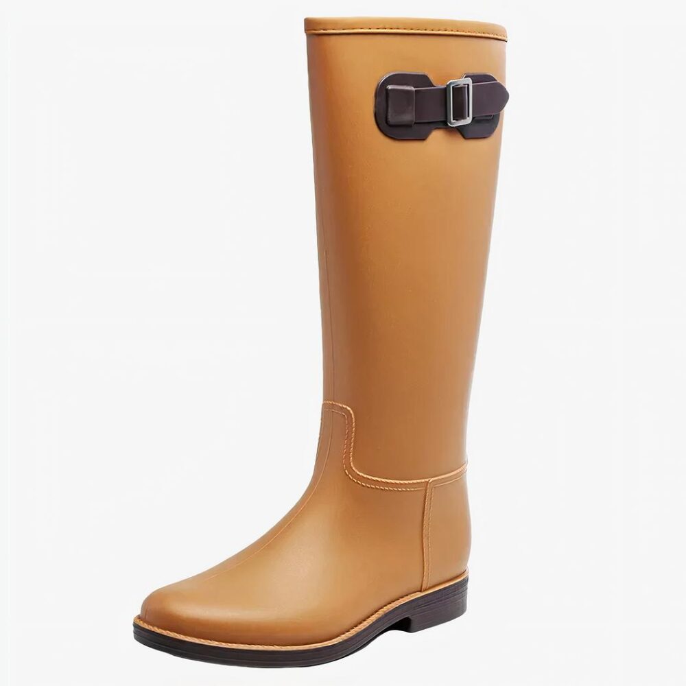 Botte de pluie femme haute et marron à talon sur fond blanc