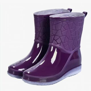 Botte de pluie femme violette avec formes géométriques sur fond bleu