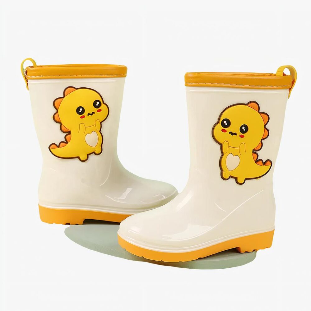 Botte de pluie fille mignonne avec motif dinosaure sur fond beige et vert avec une petite voiture bleue à droite