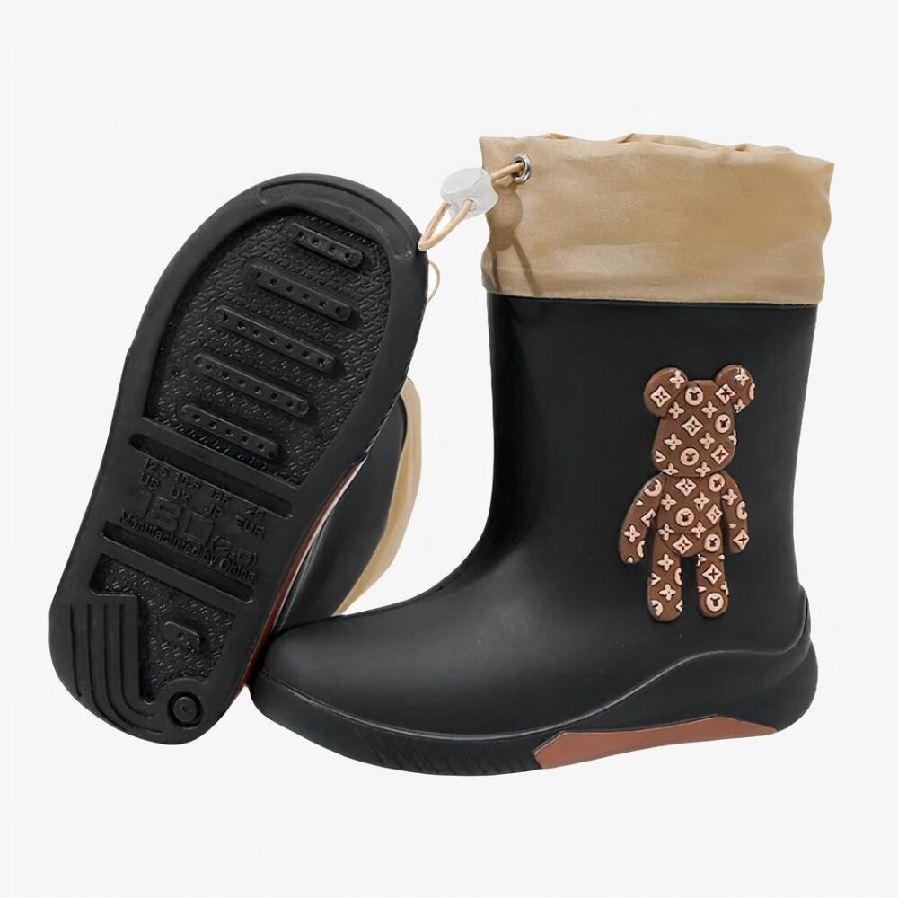 Botte de pluie garçon souple et tendance sur fond blanc