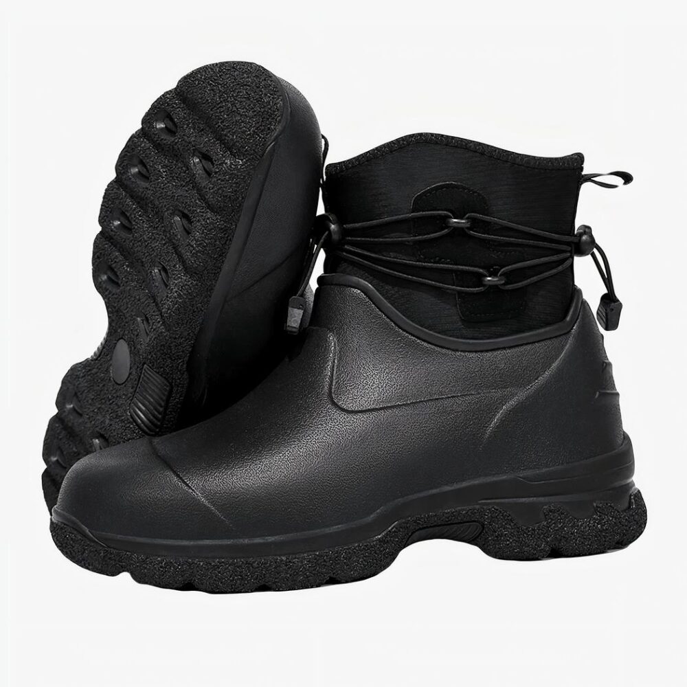 Botte de pluie homme pour activités extérieures ici sur un fond blanc.