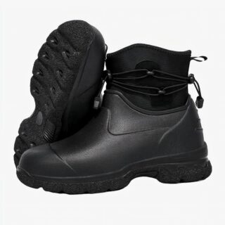 Botte de pluie homme pour activités extérieures ici sur un fond blanc.