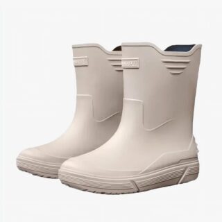 Botte de pluie homme beige en caoutchouc ici sur un fond blanc.
